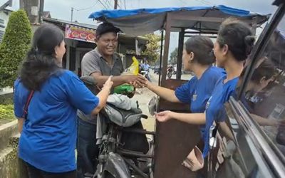 Wujud Kasih Natal Diakoni: Diaken GBKP Km.8 Berbagi Beras dan Minyak Goreng