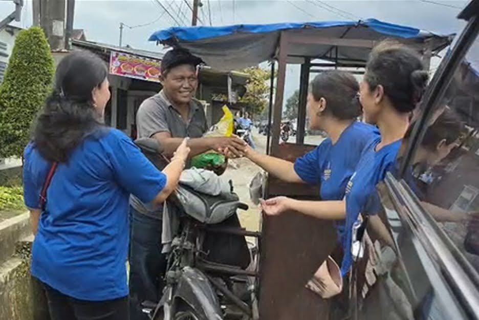 Wujud Kasih Natal Diakoni: Diaken GBKP Km.8 Berbagi Beras dan Minyak Goreng