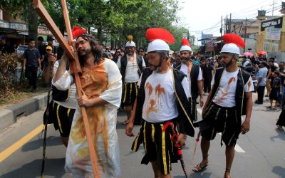 Ratusan Jemaat GBKP Km.8 Medan Hayati Jalan Salib